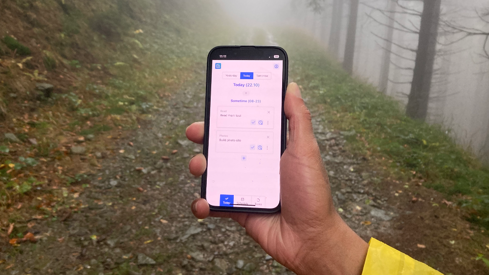 Before lunch running on a smartphone in a misty forest